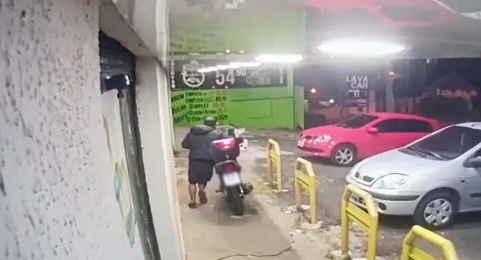 Moto é recuperada em 2h após vídeo do furto na RMC viralizar nas redes: ‘sentiu medo’, diz mãe