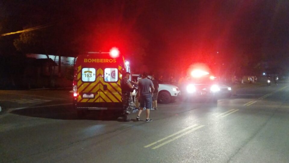 Suspeito de assalto a farmácia é baleado pela polícia após reagir a abordagem em Curitiba Suspeito de assalto a farmácia é baleado pela polícia após fuga em Curitiba