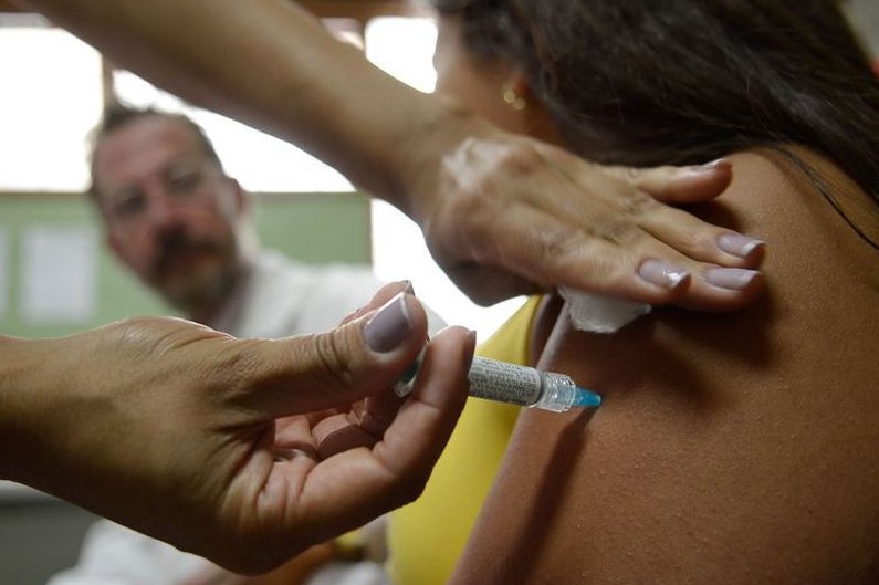 Infectologista reforça que variante Ômicron não deve ser vista como 'tranquila'