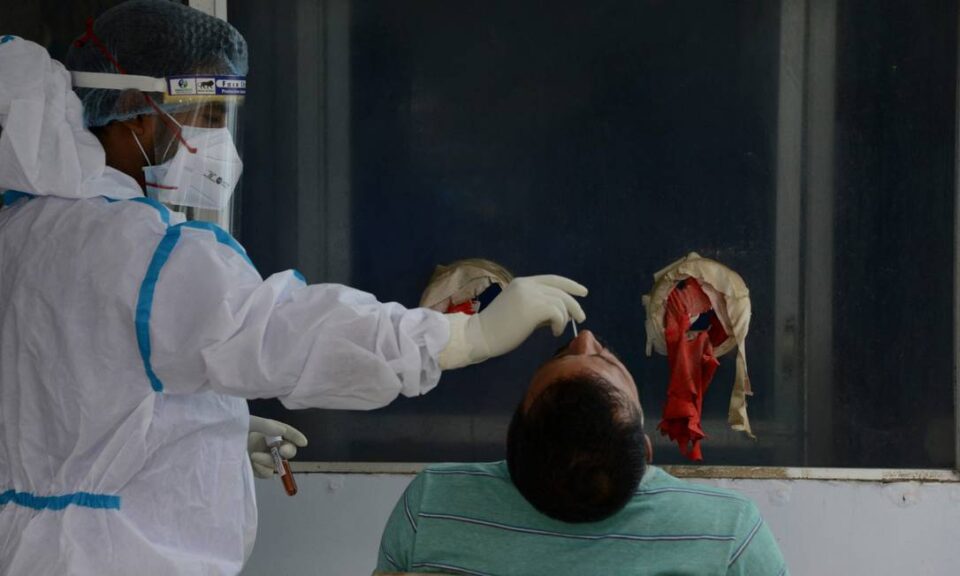Quase 4 de cada 10 testes de Covid são positivos em Curitiba, diz rede de farmácias Quase 4 de cada 10 testes de Covid são positivos em Curitiba, diz rede de farmácias