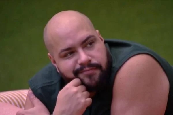Tiago Abravanel é vítima de ataques homofóbicos e gordofóbicos