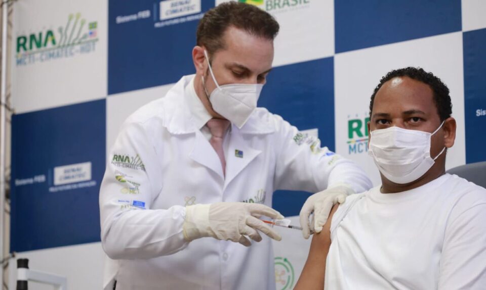 Vacina brasileira contra a Covid-19 é aplicada pela primeira vez 