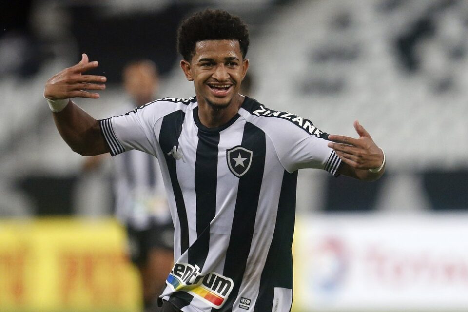 Coritiba encaminha contratação de Warley, ex-Botafogo