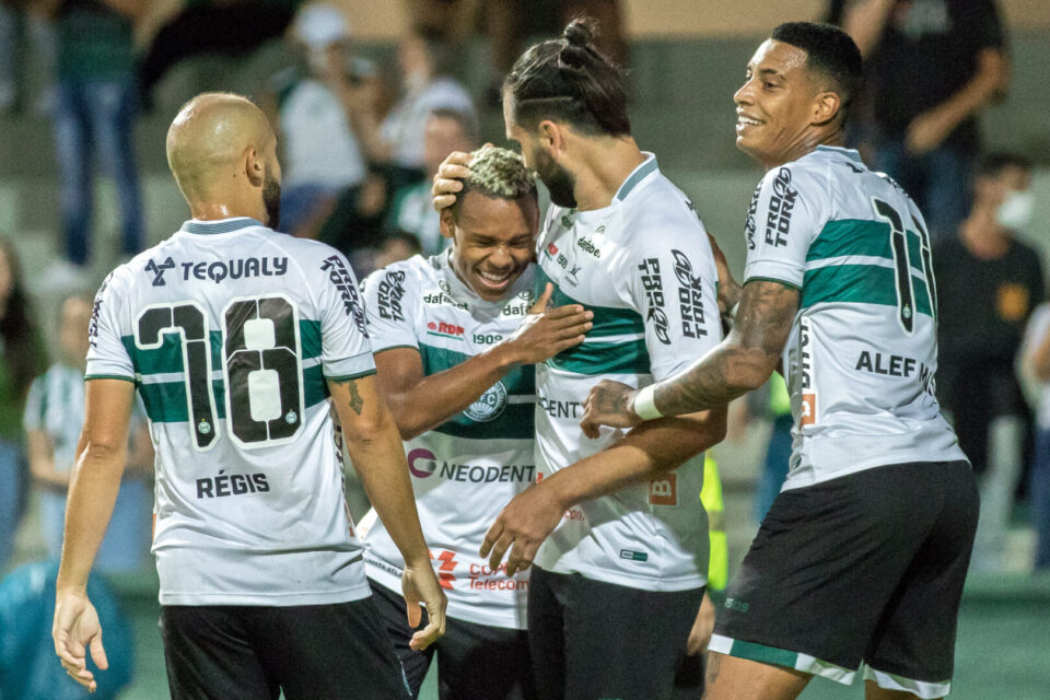Coritiba busca 1ª vitória fora após 77 dias contra rival para quem não perde há 26 anos