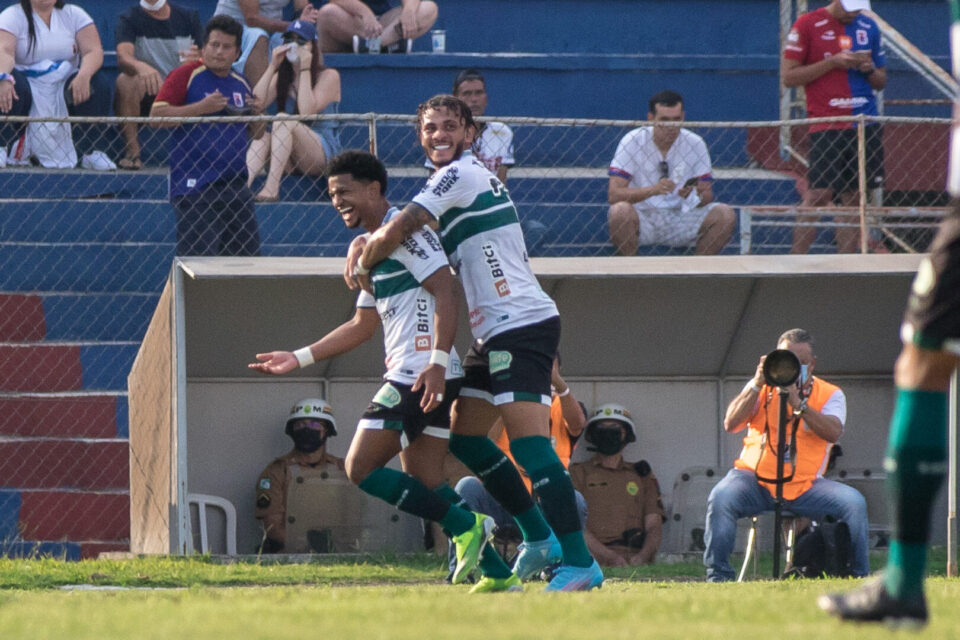 Coritiba melhorou sua produção ofensiva no segundo tempo e buscou a virada Foto: ROBSON MAFRA/AGIF - AGÊNCIA DE FOTOGRAFIA/AGIF - AGÊNCIA DE FOTOGRAFIA/ESTADÃO CONTEÚDO