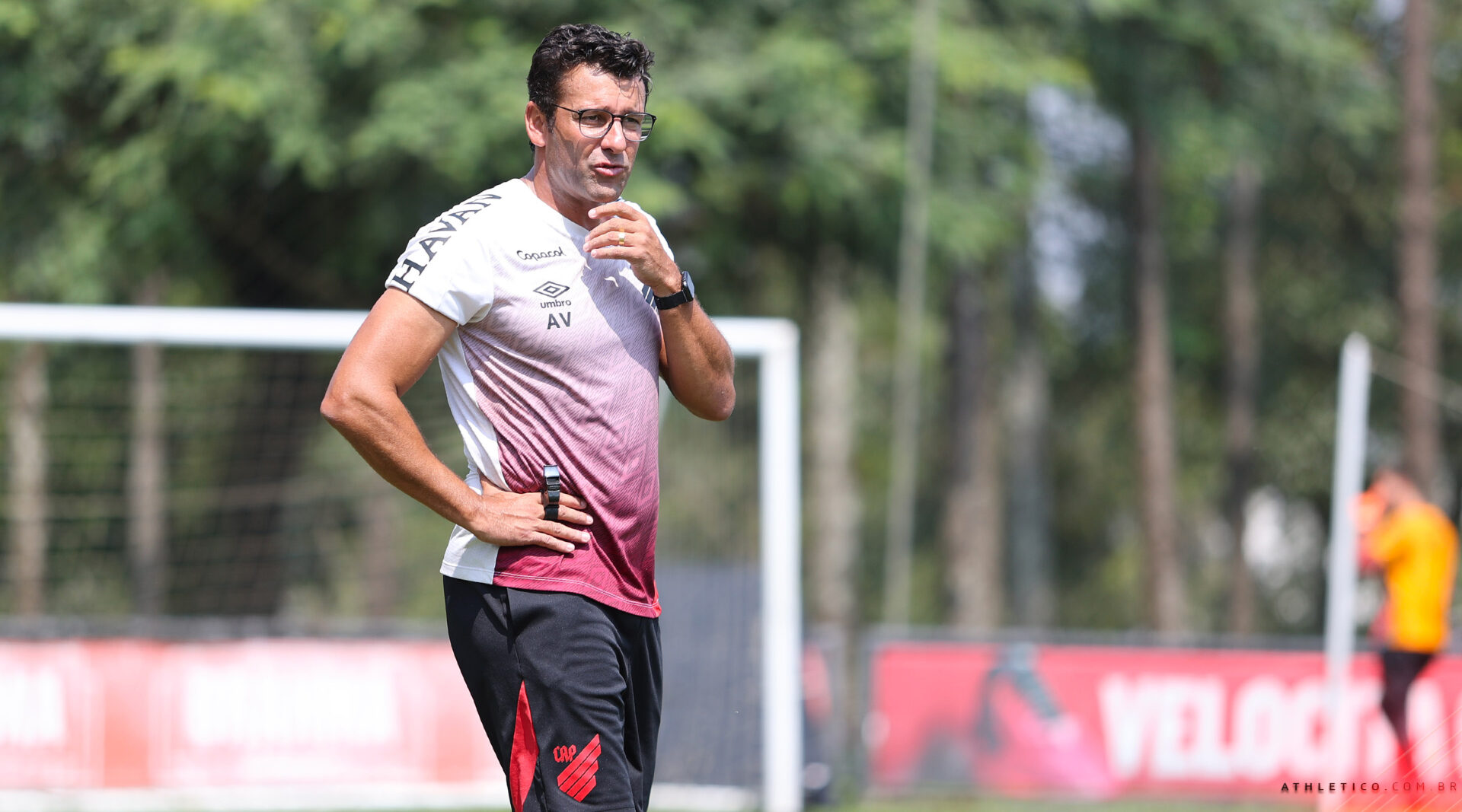 Treinador comandou a última atividade, pela manhã, antes do clássico. Foto: Gustavo Oliveira/athletico.com.br