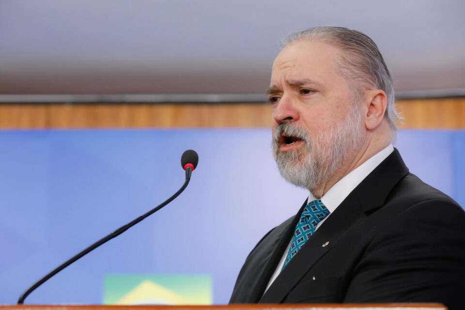 Randolfe pede ao STF que Aras seja investigado por prevaricação