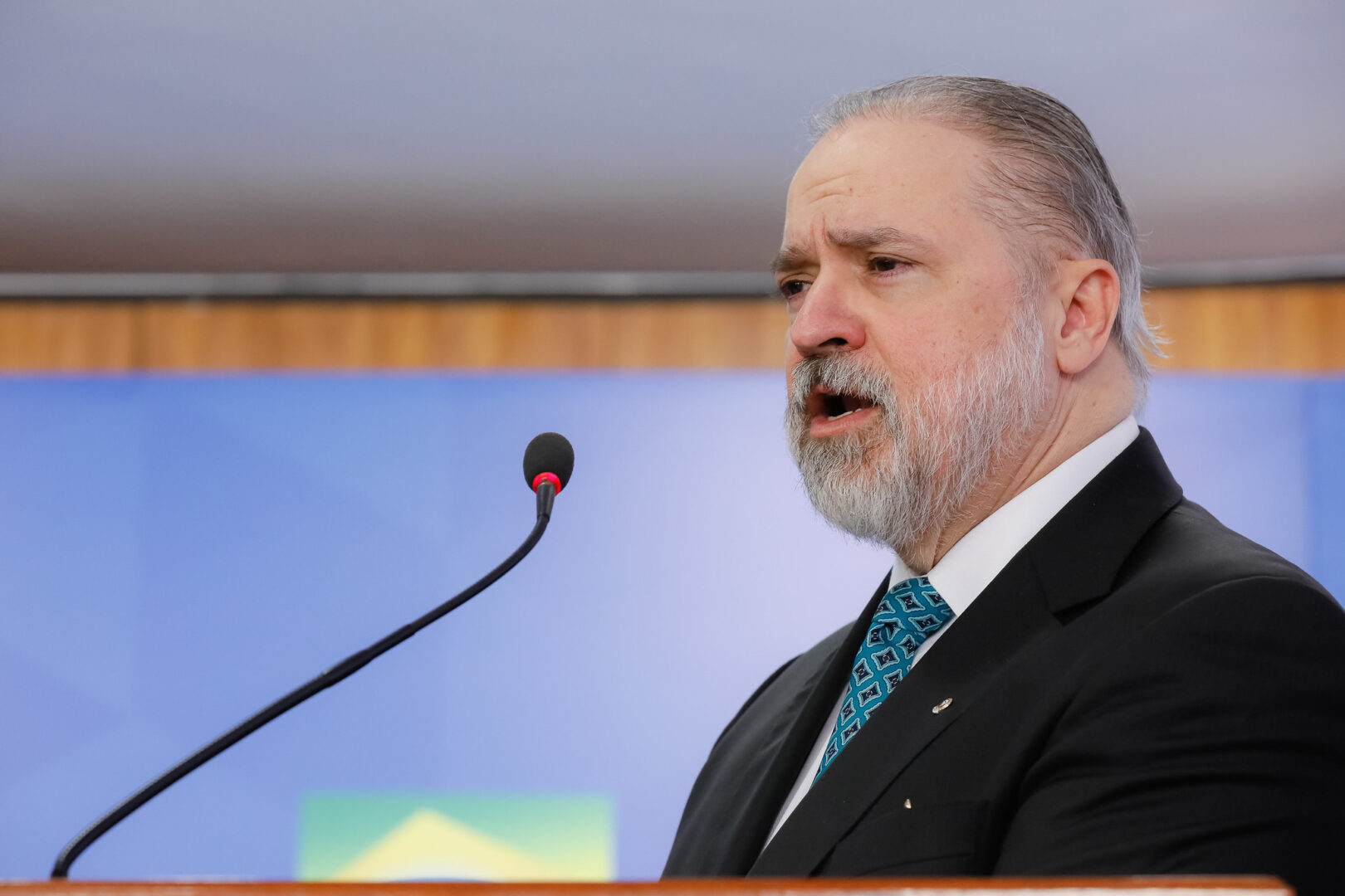 Randolfe pede ao STF que Aras seja investigado por prevaricação