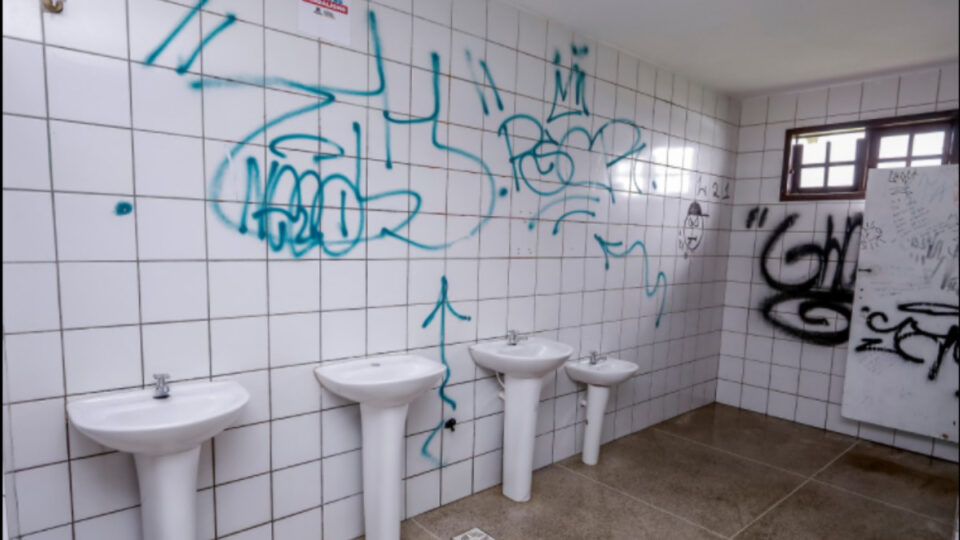 Torneiras de banheiros em parque e praça são desativadas após vandalismo em Araucária