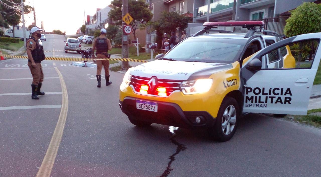Jovem que comprou moto recentemente morre após bater contra poste em Curitiba