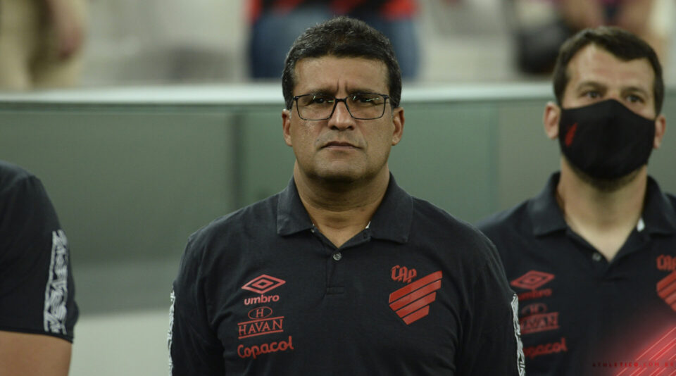 Carvalho elogia ‘falso lento’ Rômulo no Furacão: “Clube aposta muito nele” Carvalho elogia ‘falso lento’ Rômulo no Furacão: “Clube aposta muito nele”
