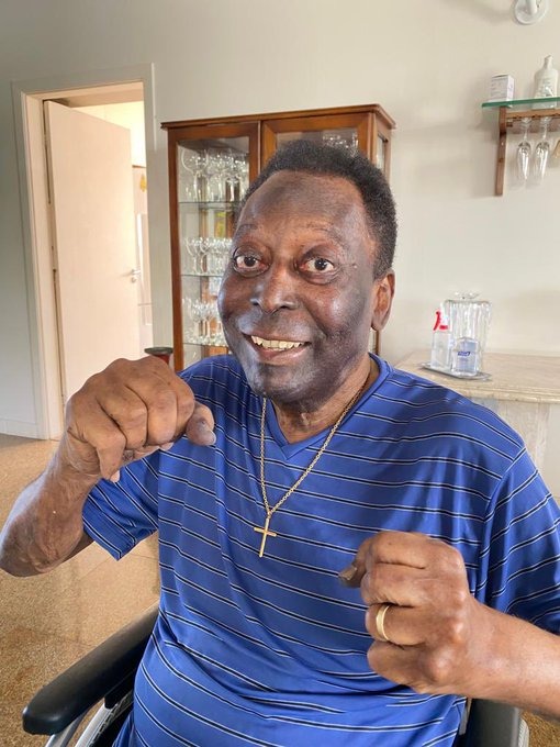 Pelé posta foto sorridente após boato sobre estado de saúde: ‘Não estou bonitão?’ Rei do futebol ainda brincou com seu visual. Foto: Pelé/divulgação.