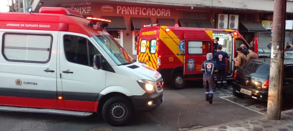 Jovem é ferido com facadas no peito em suposta tentativa de assalto no Centro de Curitiba