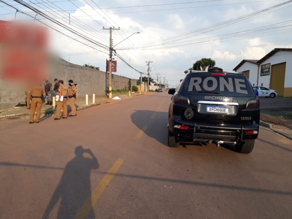 Casal que passeava com criança é executado com 20 tiros no Tatuquara Casal que passeava com criança é executado com 20 tiros no Tatuquara