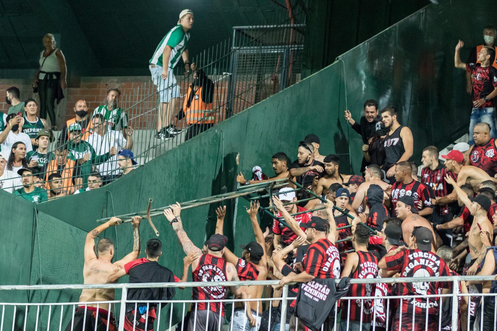 Briga entre torcedores de Athletico e Coritiba; torcidas organizadas.