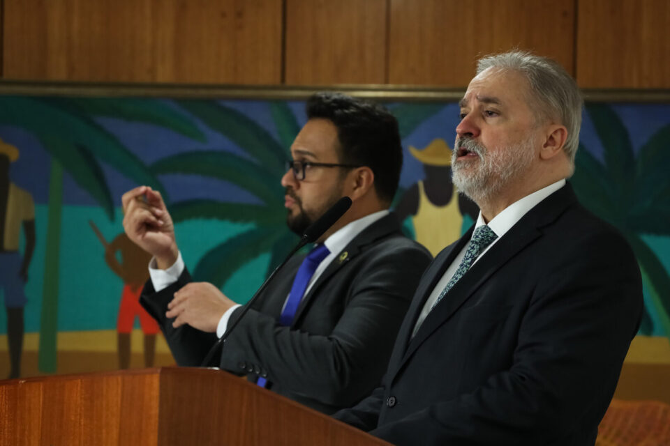 Aras não encaminha denúncias da CPI e senadores ameaçam protocolar impeachment