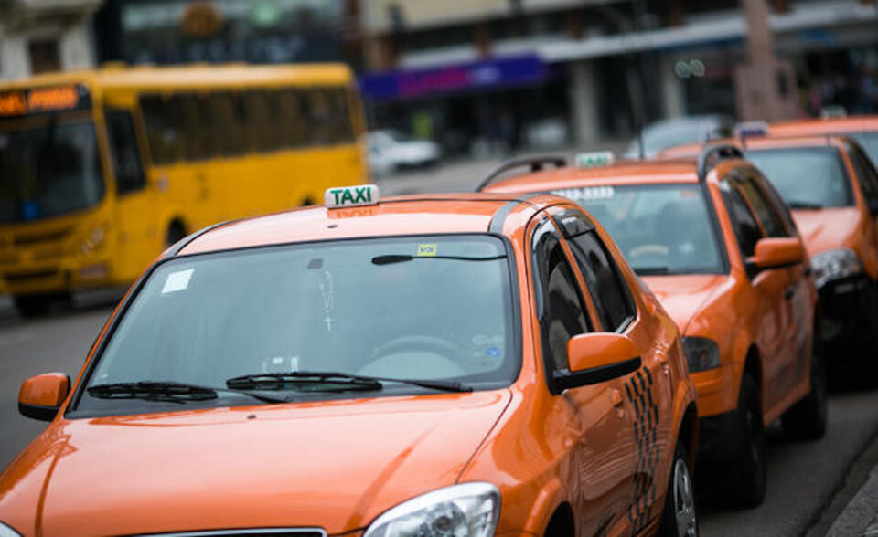Urbs muda regra e taxistas poderão circular em faixas de ônibus mesmo que estejam sem passageiros Urbs muda regra e taxistas poderão circular em faixas de ônibus mesmo que estejam sem passageiros