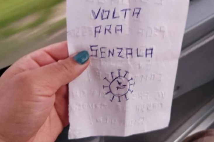 Mulher é vítima de racismo em ônibus de viagem por exigir uso de máscara: 'Volta pra senzala'
