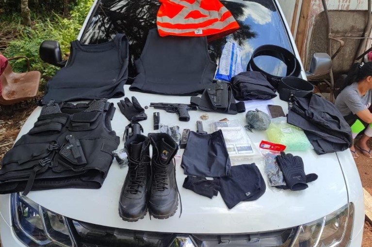 Trio escondido em chácara na CIC é preso com armas, equipamentos táticos e carro roubado Trio escondido em chácara na CIC é preso com armas, equipamentos táticos e carro roubado