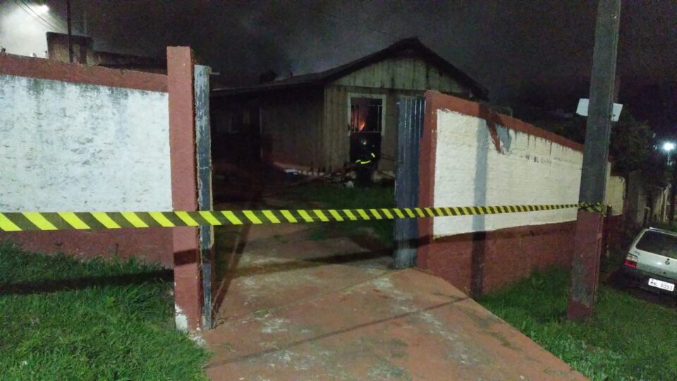 casa destruída em incêndio