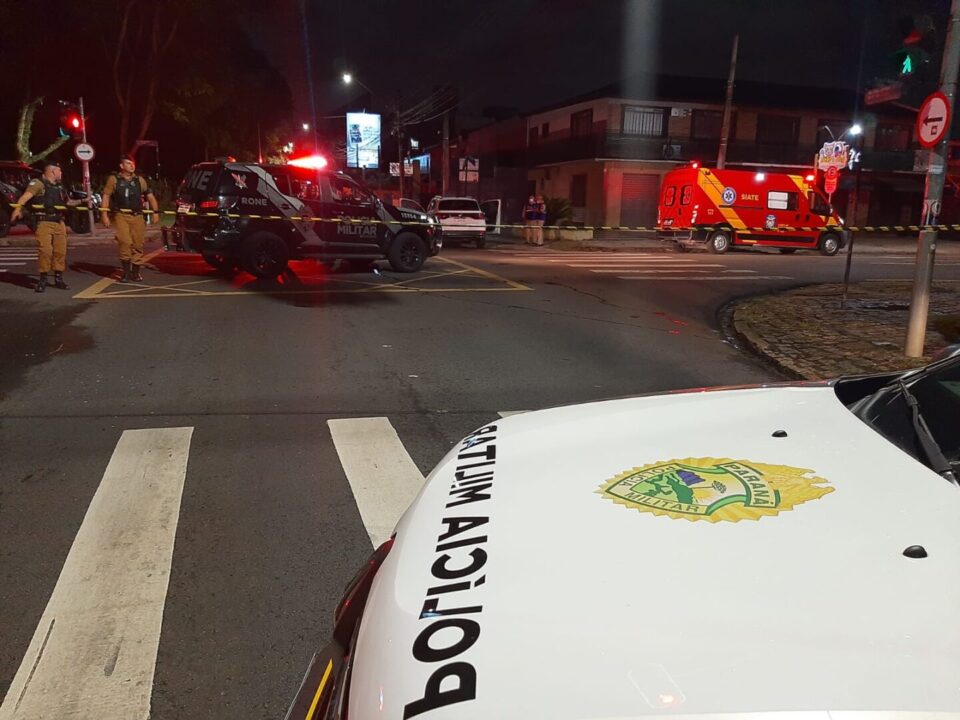 Suspeito de roubar dois carros na mesma noite em Curitiba morre após perseguição e confronto