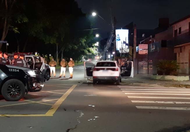 Suspeito de roubar dois carros na mesma noite em Curitiba morre após perseguição e confronto