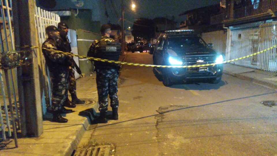 Foragidos da Justiça morrem em confronto com policiais na Cidade Industrial de Curitiba após denúncia