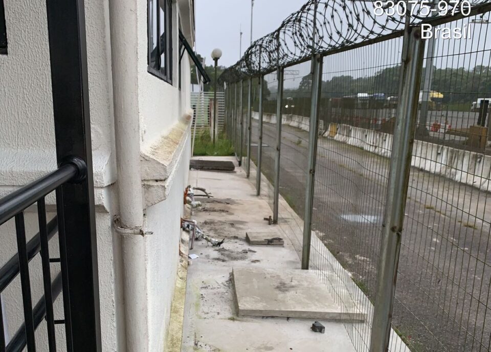 Abandono e vandalismo em prédio que era usado pela Ecovia no pedágio da BR-277 são denunciados