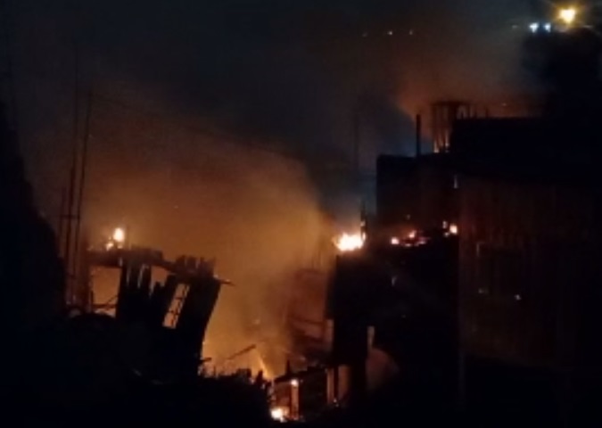 Vídeo: Incêndio de grandes proporções atinge quatro casas durante a madrugada na Cidade Industrial de Curitiba