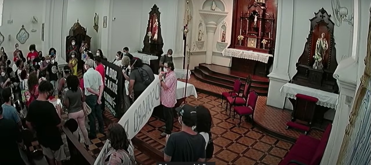 'Isso é de propósito para atrapalhar a missa', disse padre sobre manifestação antes de invasão à igreja; veja vídeo