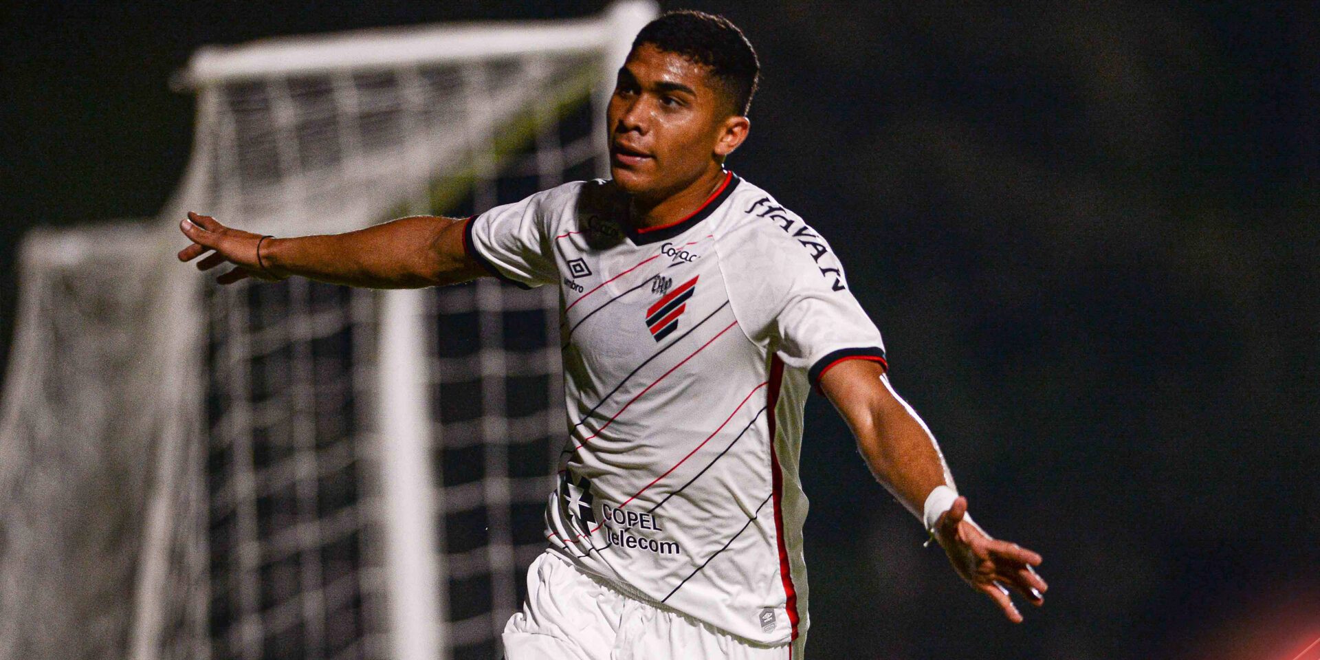 Julimar ficará no Athletico até, no mínimo, 2025