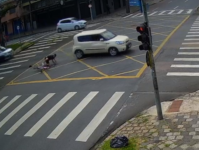 Depois furtar celular, 'ladrão trapalhão' é atropelado e preso no Centro de Curitiba; vídeo Depois furtar celular, 'ladrão trapalhão' é atropelado e preso no Centro de Curitiba; vídeo