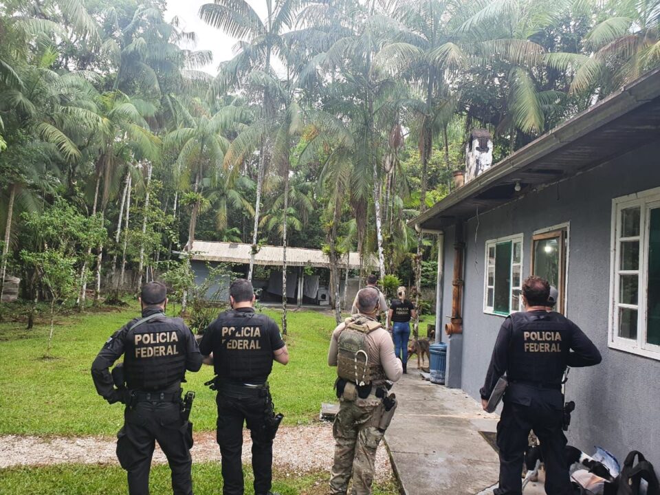 Suspeitos de lavagem de R$ 4 bilhões no tráfico de drogas em seis estados e no exterior são alvos da Polícia Federal
