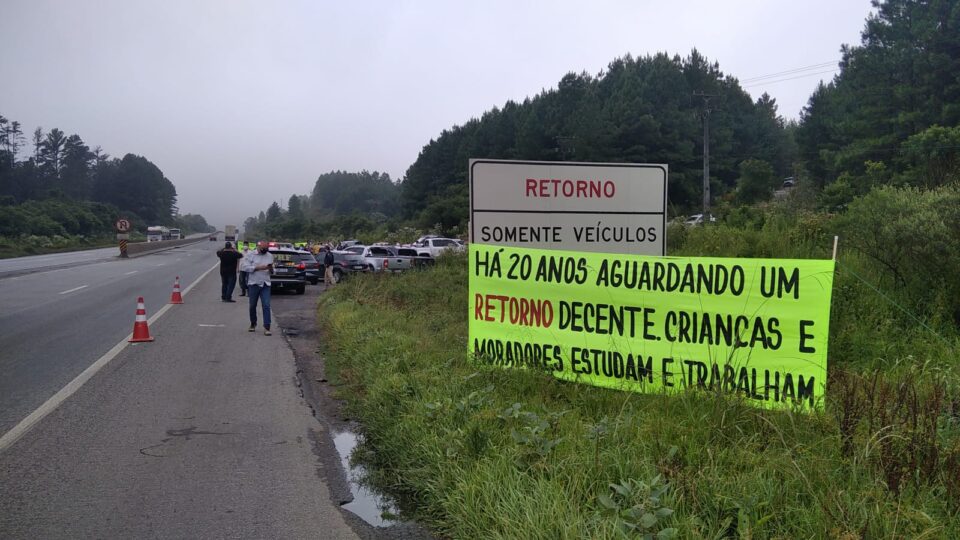 Moradores protestam após acidente com cinco veículos e pedem retorno na BR-277 Moradores protestam após acidente com cinco veículos e pedem retorno na BR-277