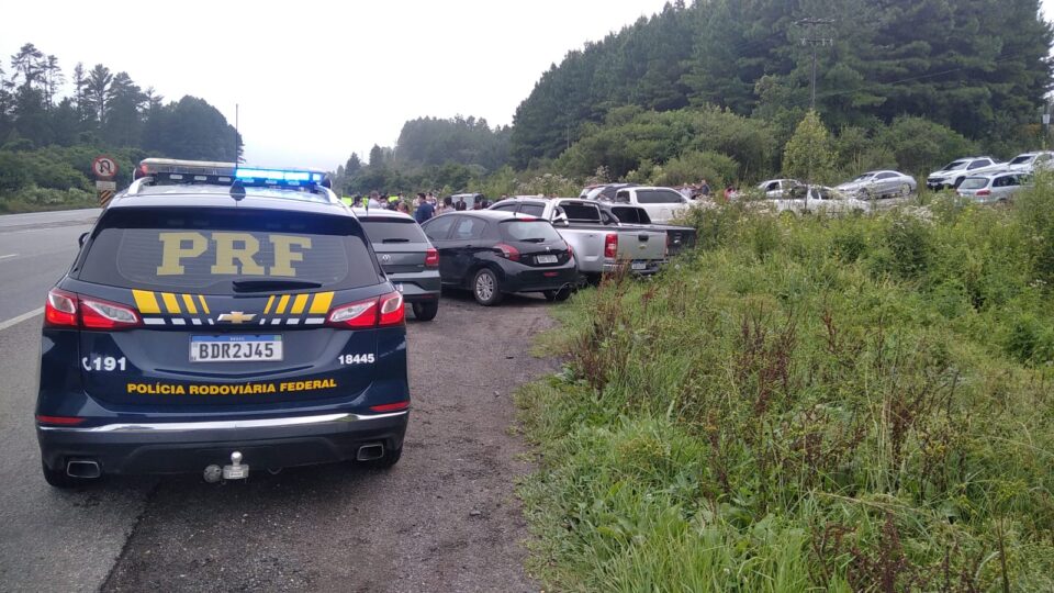Moradores protestam após acidente com cinco veículos e pedem retorno na BR-277 Moradores protestam após acidente com cinco veículos e pedem retorno na BR-277