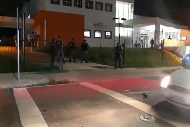 Tiroteio assusta pacientes de UPA de Curitiba e deixa pedestre e envolvido na ação feridos Tiroteio assusta pacientes de UPA de Curitiba e deixa pedestre e envolvido na ação feridos