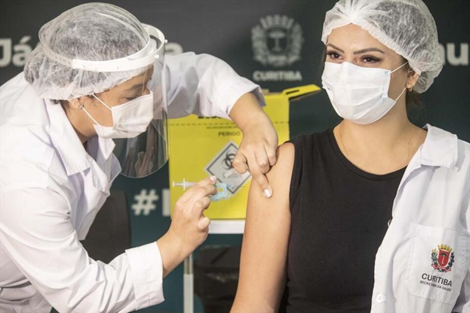 Casos ativos permanecem em queda e Curitiba registra seis mortes e 743 novos casos de Covid