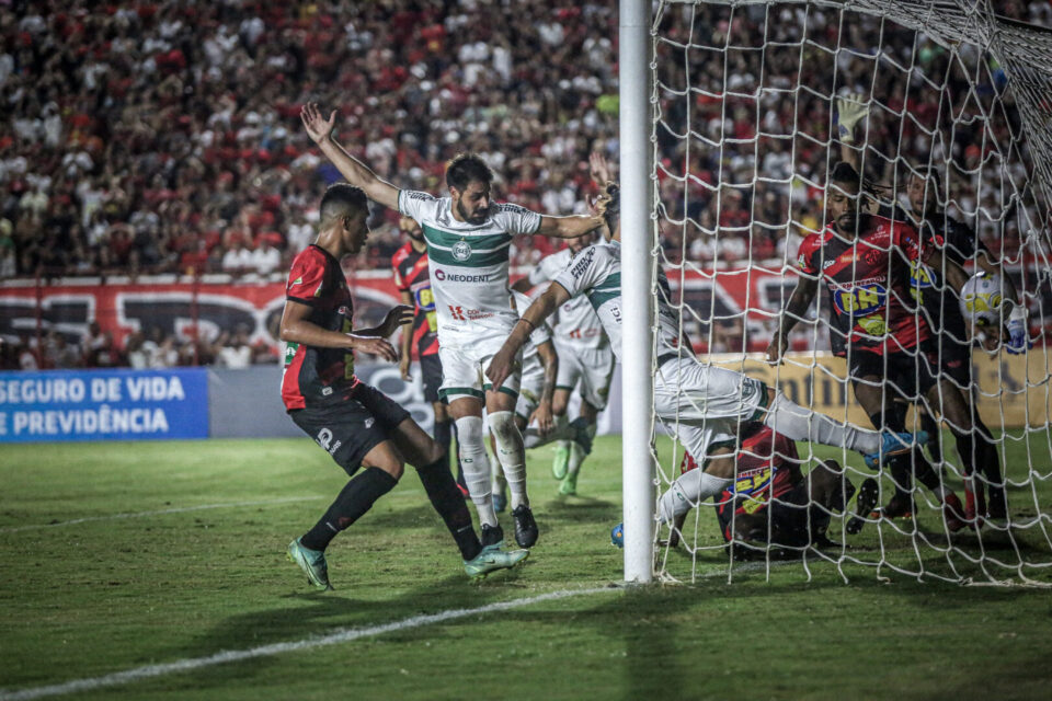 Lesão na coxa tira Guillermo do Coritiba para jogo contra Cianorte no Couto 