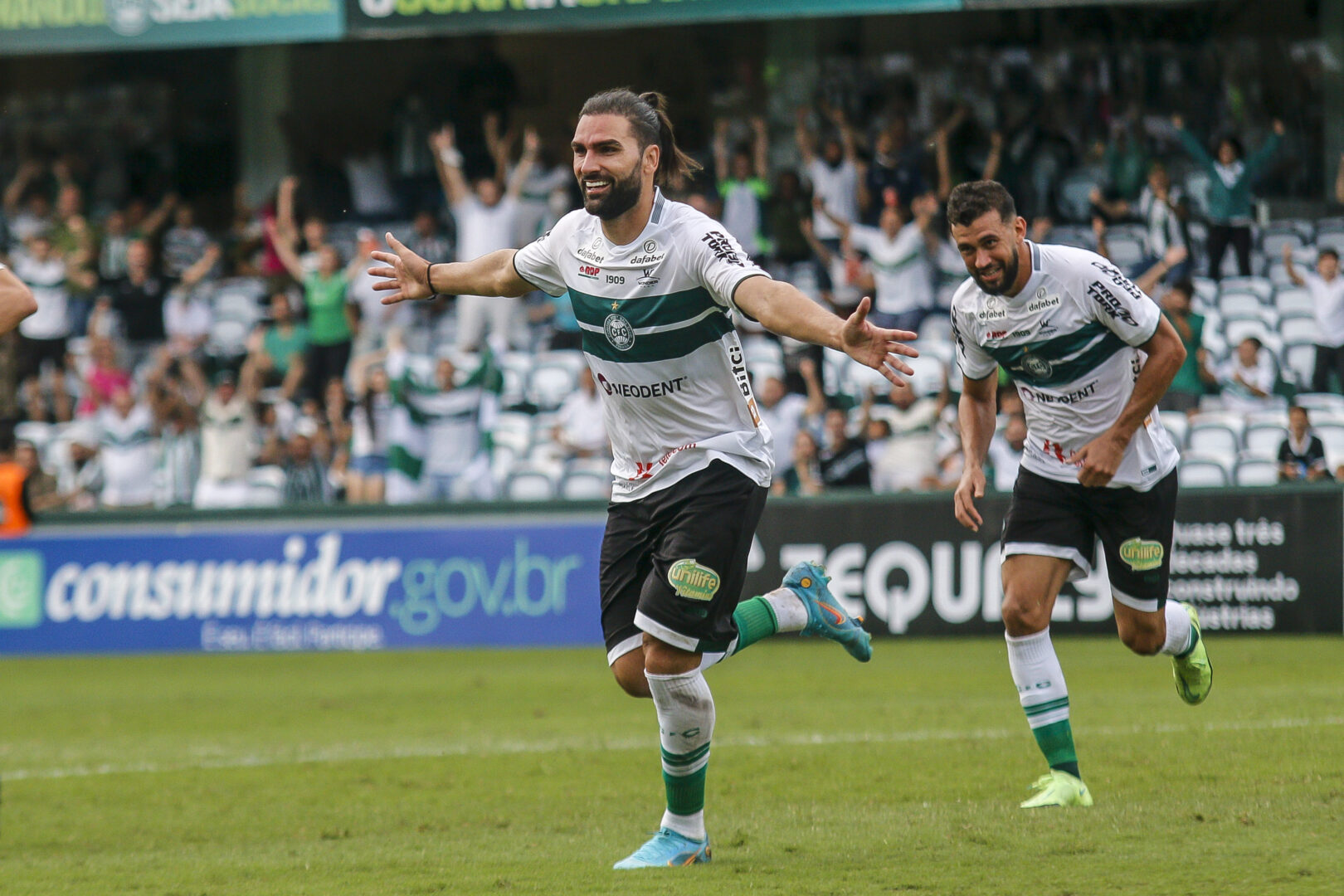 Léo Gamalho marcou duas vezes e virou o artilheiro do Estadual, com seis gols. Foto: GABRIEL MACHADO/AGIF - AGÊNCIA DE FOTOGRAFIA/AGIF - AGÊNCIA DE FOTOGRAFIA/ESTADÃO CONTEÚDO