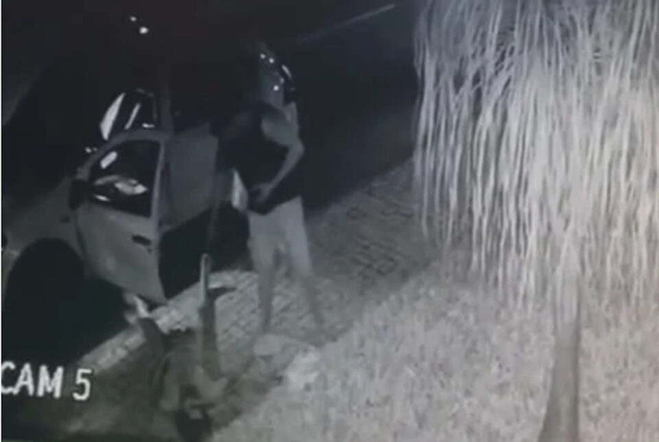 Em novo vídeo, personal espanca morador de rua nu após flagrar traição