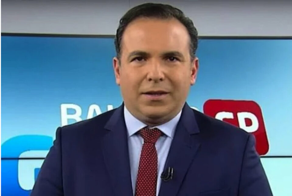 Reinaldo Gottino passa mal e é retirado de maca da Record TV