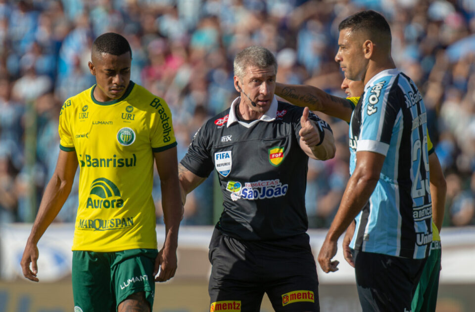 Coritiba fecha as contratações de lateral do Ypiranga-RS e meia do Vasco