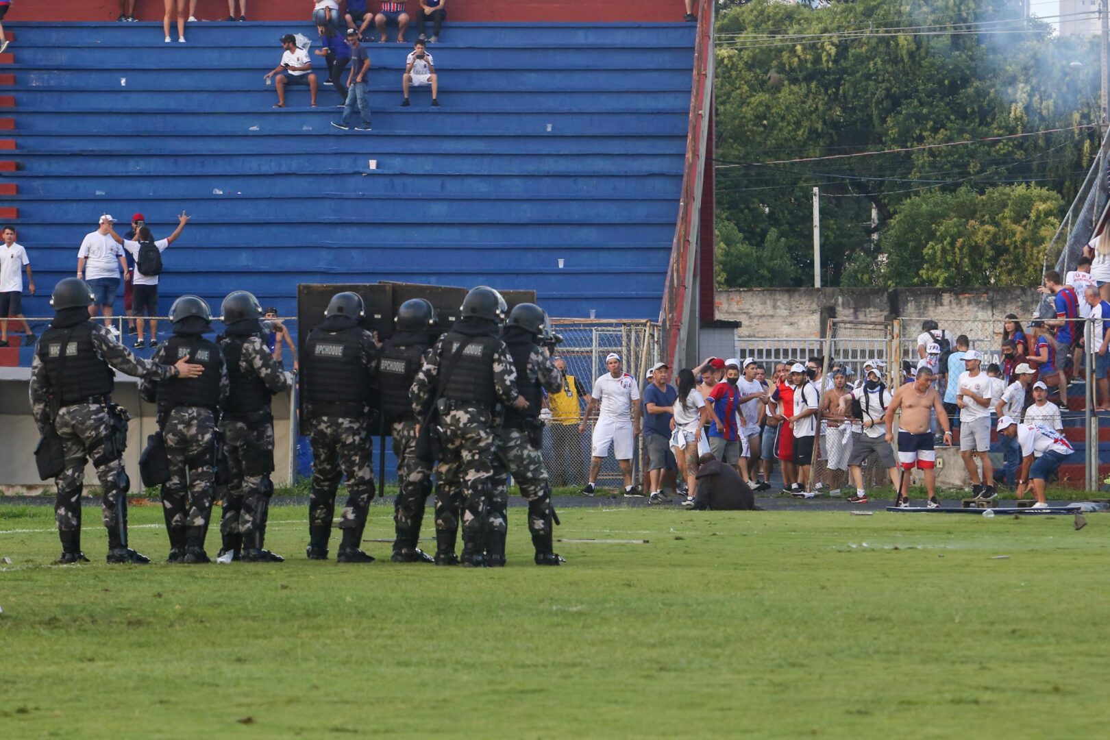 Torcedores do Paraná se envolveram em confusão na Vila Capanema. Foto: Emerson Nogueira/Futura Press/Estadão Conteúdo