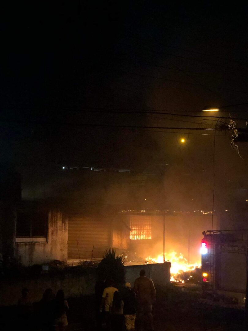 Incêndio barracão de reciclagens Almirante Tamandaré