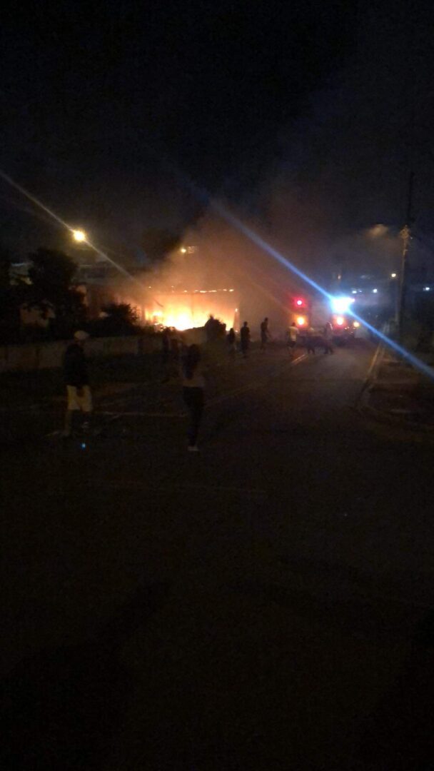 Incêndio barracão de reciclagens Almirante Tamandaré