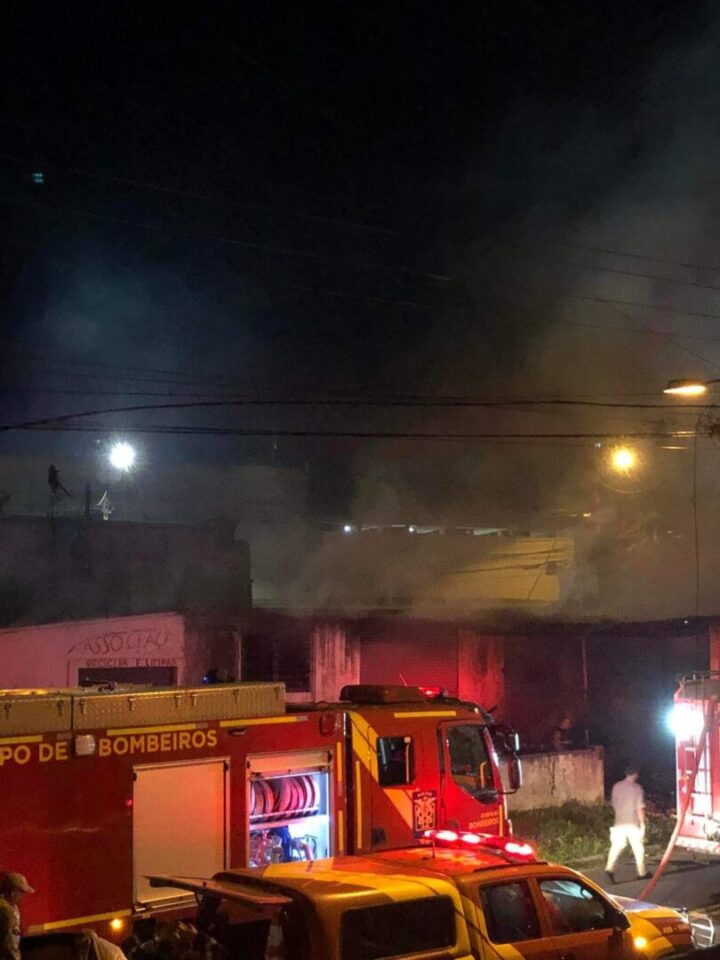 Incêndio barracão de reciclagens Almirante Tamandaré