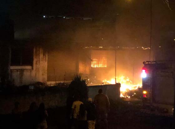 Incêndio barracão de reciclagens Almirante Tamandaré