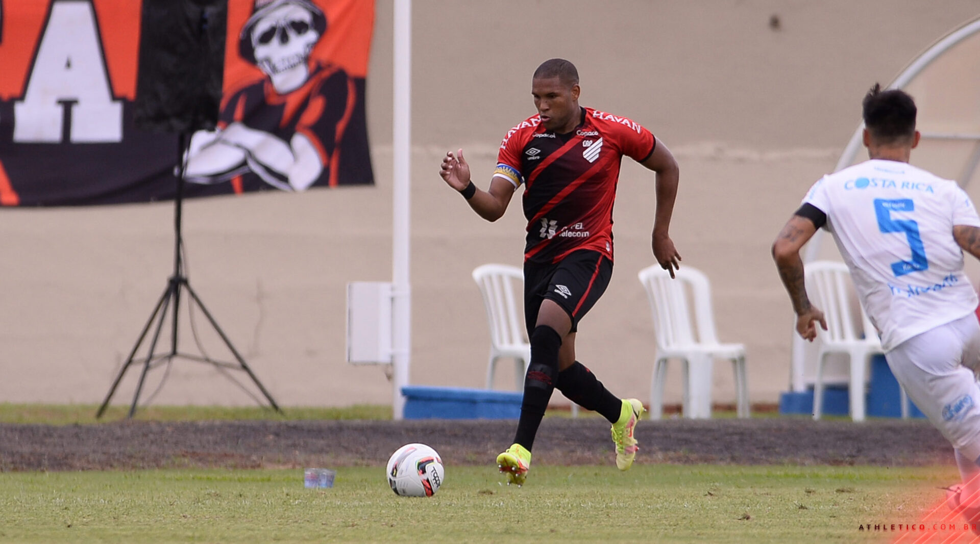Matheus Felipe fez a sua primeira partida completa em semanas no Furacão. Foto: José Tramontin/athletico.com.br
