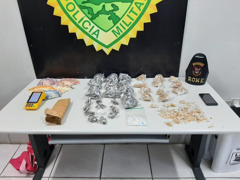 Virou nadador de repente! Suspeito abandona irmão e namorada e pula em córrego para fugir da polícia