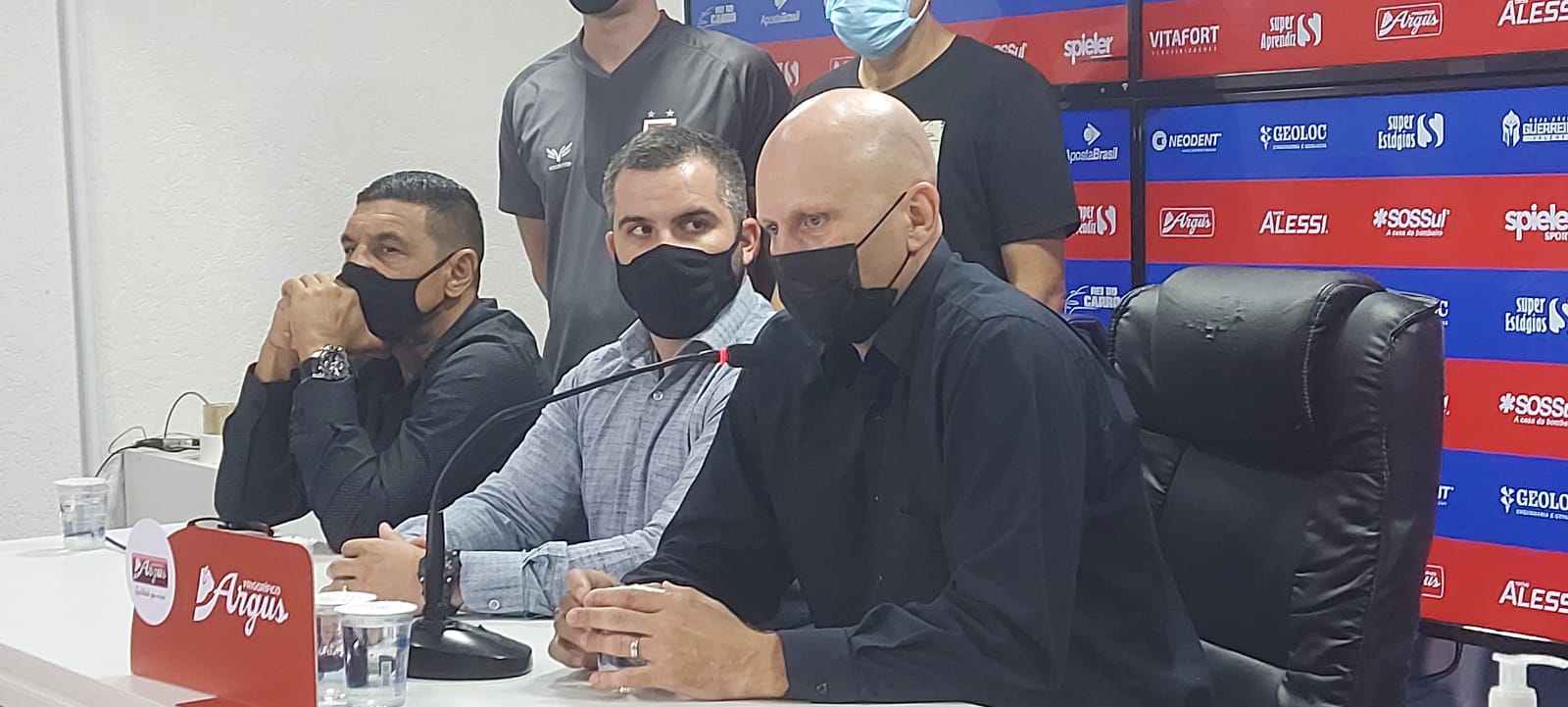 Treinador foi apresentado junto com sua comissão técnica. Foto: Banda B.